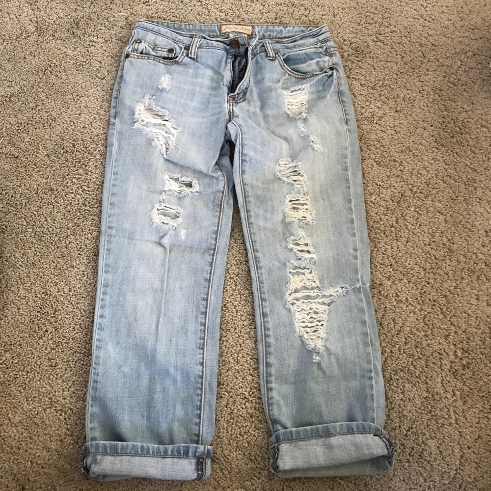 Light washed destroyed jean capris, boyfriend fit